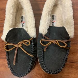 Minnetonka Cally Black Moccasin Slip On Loafer Slipper Size 8 Camel Colored Tie